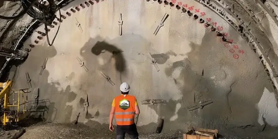 Monitoreo geotécnico de excavaciones en Iquique: control de deformaciones y seguridad operativa